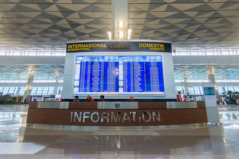 ターミナル中央のインフォメーションカウンターの右側が国内線、左側が国際線となる