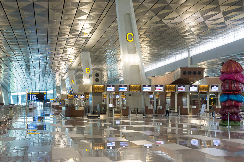 国際線側、未開業のため人もまばらだが、開業に向けてのテストのため機器の電源は入っている