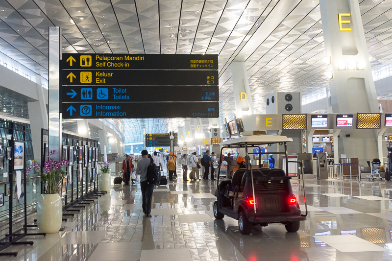 サインボード。国際線側のみバックライト付き