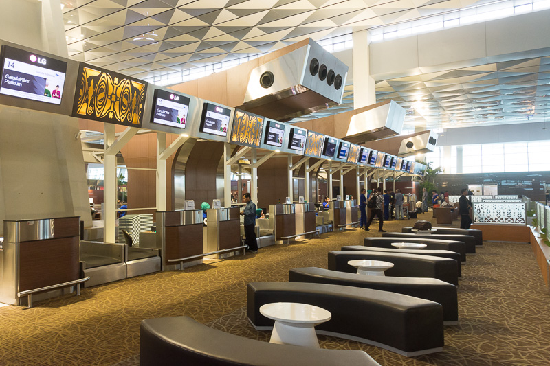 対象会員はソファで待っていれば搭乗券を持ってきてもらえる