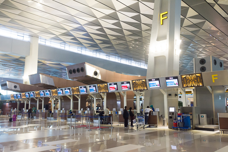 Fカウンターの反対側はSKY PRIORITY会員などの優先カウンター