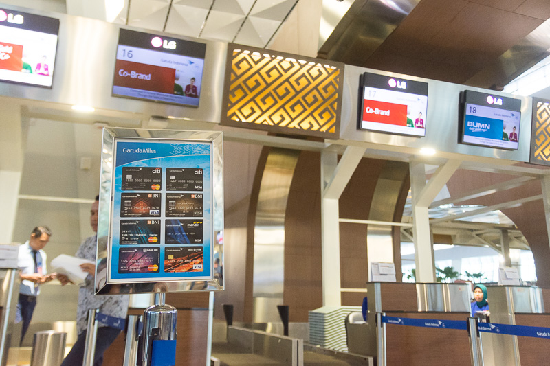 日本在住者には縁がないが、提携カードで利用できる優先カウンターもある