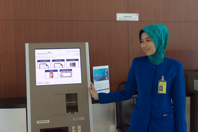 出発ロビーの中央付近に自動チェックイン機が設置されている