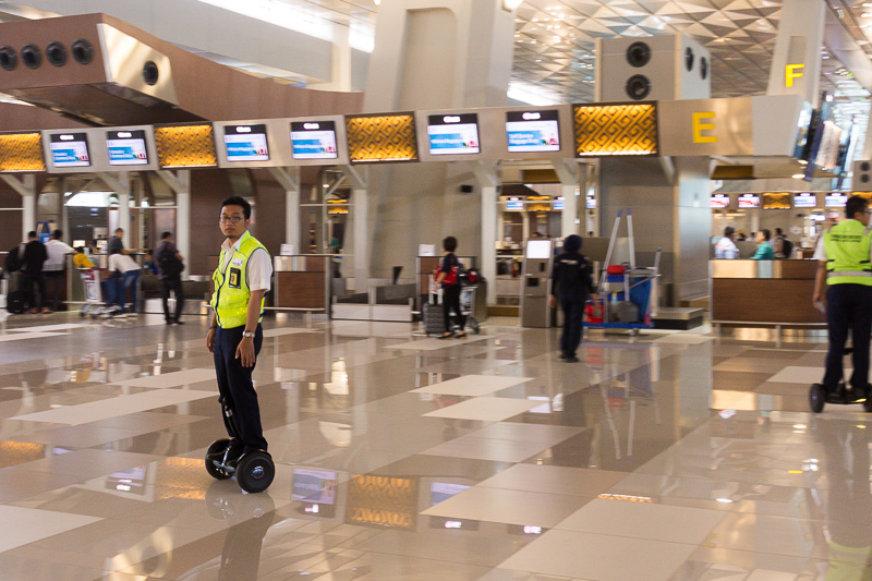Ninebotのバランススクーターに乗った警備員や、インラインスケートを使った案内スタッフなど、広大なターミナルらしい工夫も