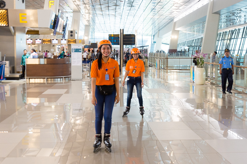 Ninebotのバランススクーターに乗った警備員や、インラインスケートを使った案内スタッフなど、広大なターミナルらしい工夫も