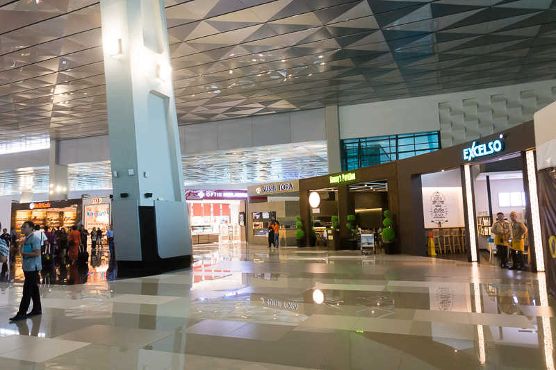 飲食店やショップ。国内線エリアのお店はほぼオープン済み。インドネシアの地域色あるショップから、各地の食事、定番のスターバックスやバーガーキングなど、多彩に揃っていた