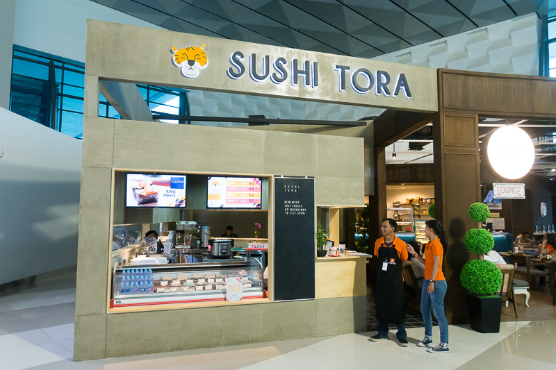 飲食店やショップ。国内線エリアのお店はほぼオープン済み。インドネシアの地域色あるショップから、各地の食事、定番のスターバックスやバーガーキングなど、多彩に揃っていた