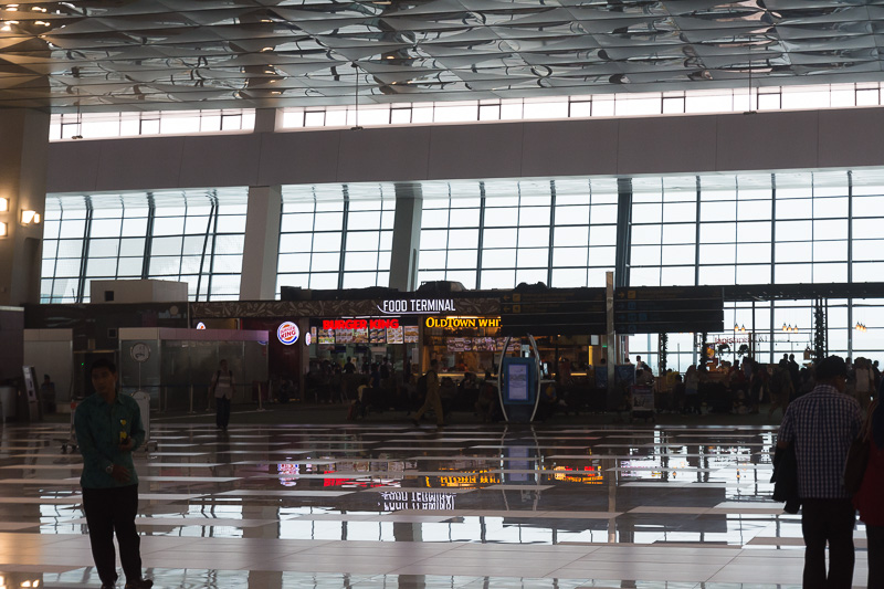 飲食店やショップ。国内線エリアのお店はほぼオープン済み。インドネシアの地域色あるショップから、各地の食事、定番のスターバックスやバーガーキングなど、多彩に揃っていた