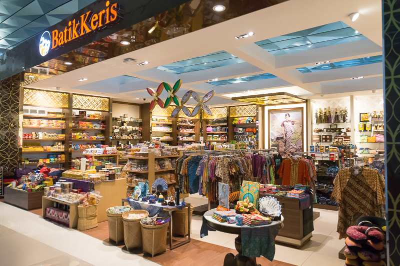 飲食店やショップ。国内線エリアのお店はほぼオープン済み。インドネシアの地域色あるショップから、各地の食事、定番のスターバックスやバーガーキングなど、多彩に揃っていた