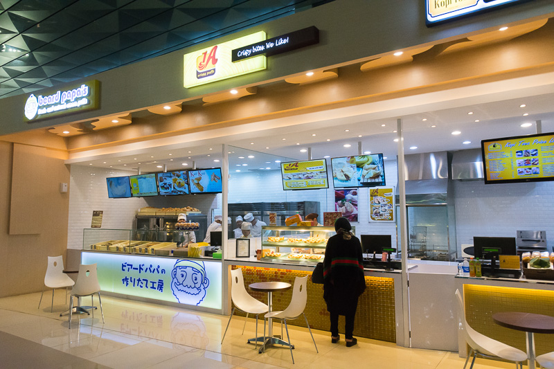 飲食店やショップ。国内線エリアのお店はほぼオープン済み。インドネシアの地域色あるショップから、各地の食事、定番のスターバックスやバーガーキングなど、多彩に揃っていた