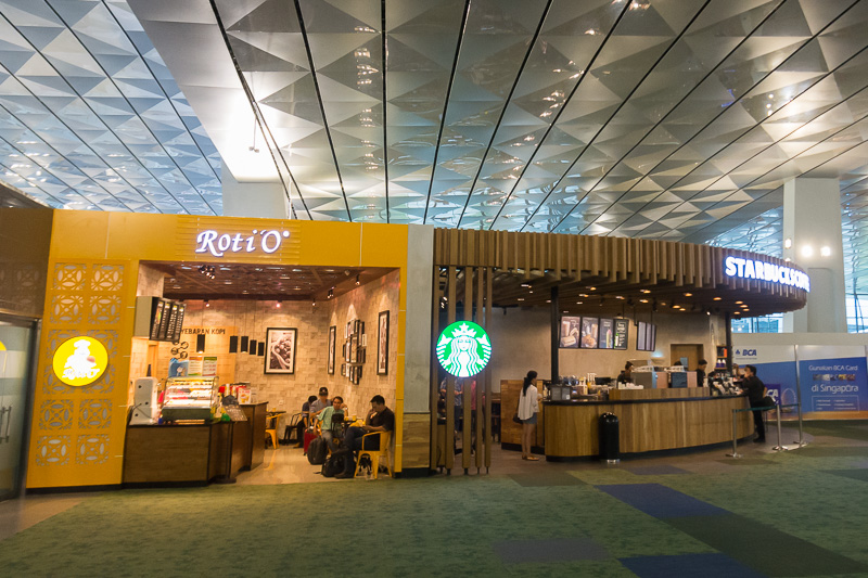 飲食店やショップ。国内線エリアのお店はほぼオープン済み。インドネシアの地域色あるショップから、各地の食事、定番のスターバックスやバーガーキングなど、多彩に揃っていた