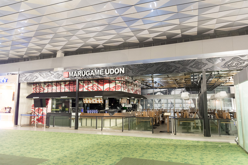 そのほか、丸亀製麺など気になる日本食レストランも。国際線エリア付近はオープン準備中のお店が多い。ファミリーマートもオープン予定