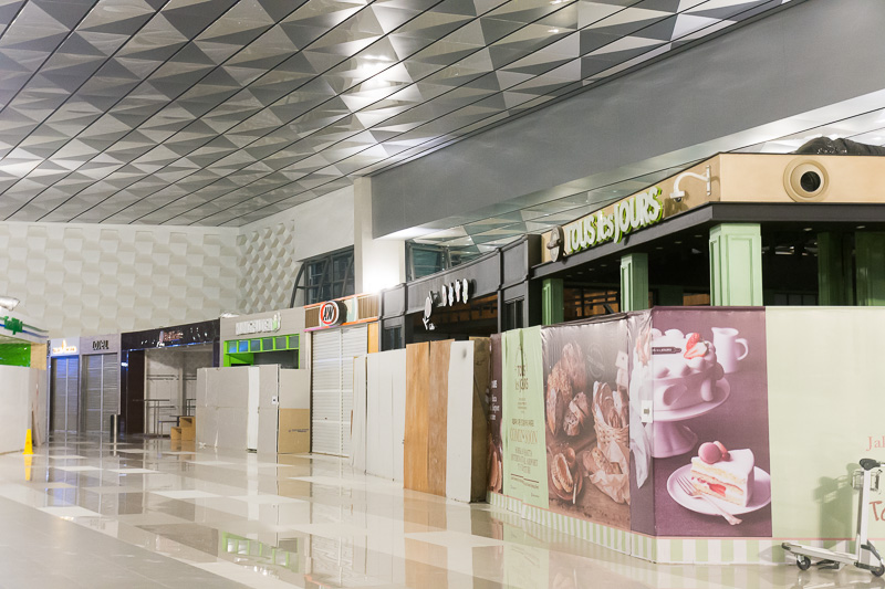 そのほか、丸亀製麺など気になる日本食レストランも。国際線エリア付近はオープン準備中のお店が多い。ファミリーマートもオープン予定