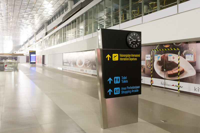 今回の見学はここまで。10番搭乗口の奥の国内線エリアはしっかり仕切られていることが分かる