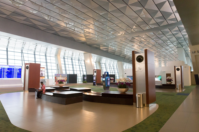国内線出発ロビーの保安検査場を抜けた先。国際線と違って出国審査がないので、広々とした休憩所や、ショップ、カフェが並ぶ
