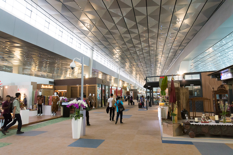 国内線出発ロビーの保安検査場を抜けた先。国際線と違って出国審査がないので、広々とした休憩所や、ショップ、カフェが並ぶ