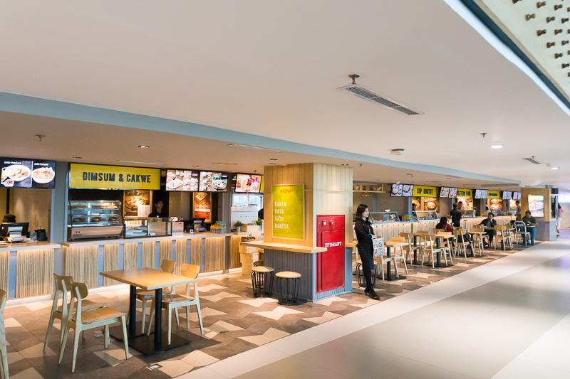 メザニンにはガルーダ・インドネシア航空のラウンジのほか、フードコートやカフェなどの飲食店がある