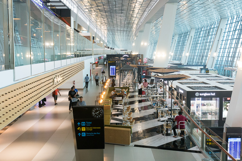 メザニンにはガルーダ・インドネシア航空のラウンジのほか、フードコートやカフェなどの飲食店がある