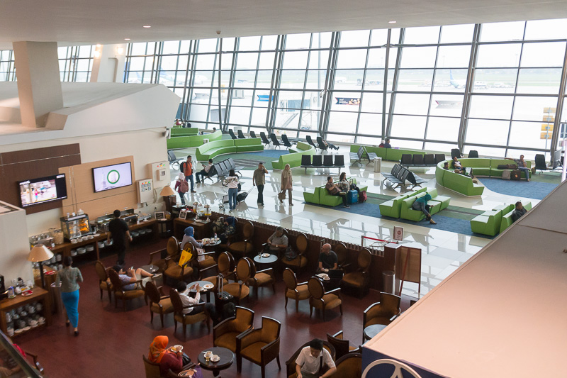 搭乗ロビーを上から。ゲートの間隔はわりと広く、ソファも十分に用意されている。空港の名前になっているオランダからの独立を牽引したインドネシア共和国初代大統領のスカルノ、初代副大統領のモハメド・ハッタの肖像画も飾られていた