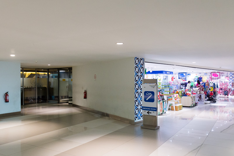 搭乗ロビーの喫煙所