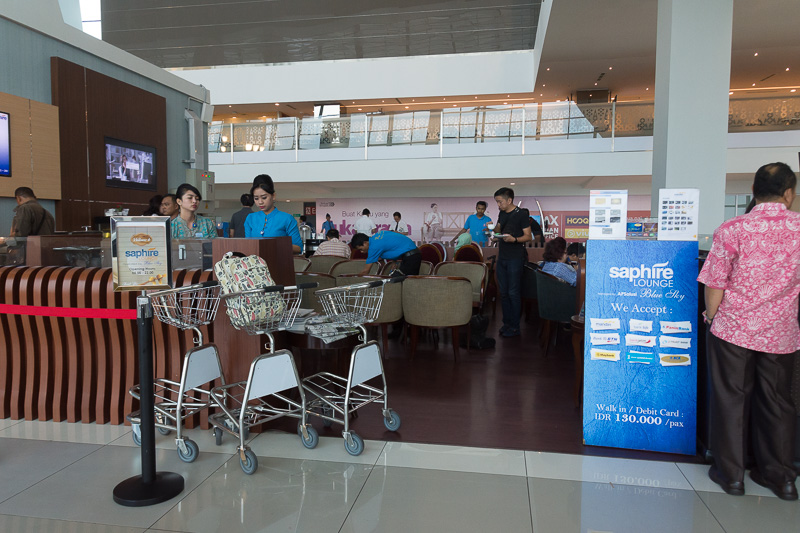 国内線の搭乗ロビーにはカードラウンジも設置されている