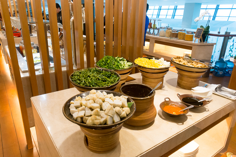 ビジネスクラスラウンジの食事の一部