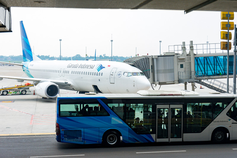 国内線の飛行機を降機し、出口へ向かう通路から