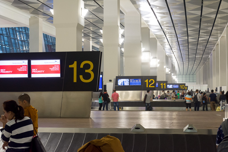 預け入れ荷物の受取所。国内線には7基のターンテーブルが並び、動線で一番手前となる13番ターンテーブルは上級会員の優先テーブルとなっている