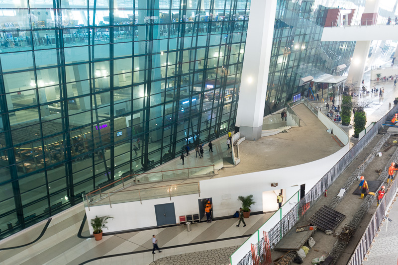 搭乗ロビーやその出口を上階から