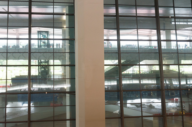 2階部分にターミナル間をつなぐスカイトレインを建設中