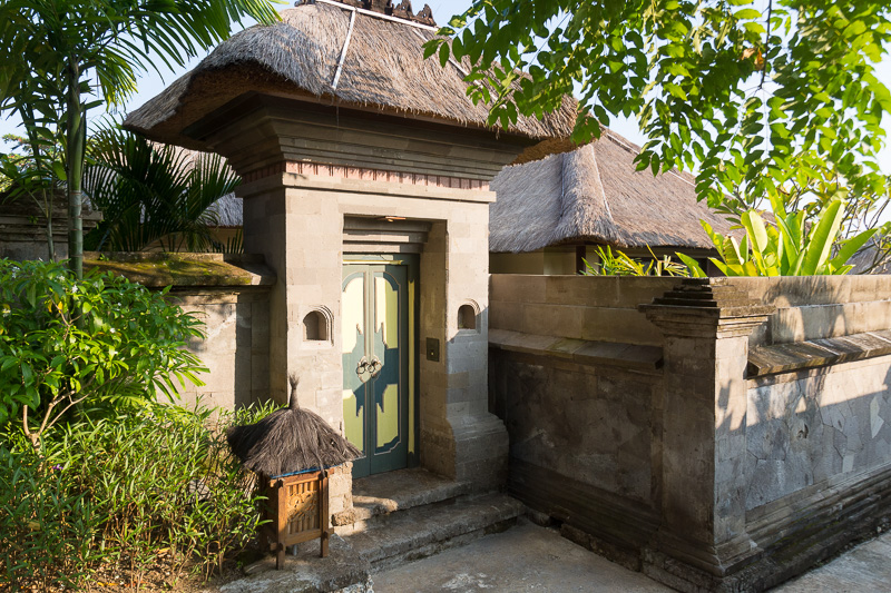 ヴィラの入り口