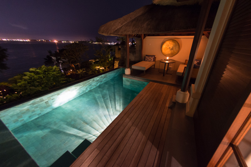 屋外にはプライベートルーム。草木にさえぎられているがインフィニティプール風のデザイン。脇には屋外ダイニングやデッキチェアも設置されている