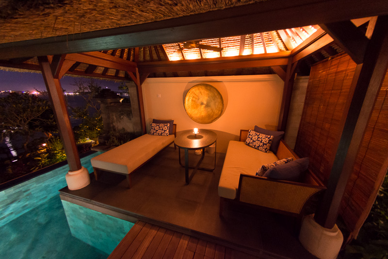 屋外にはプライベートルーム。草木にさえぎられているがインフィニティプール風のデザイン。脇には屋外ダイニングやデッキチェアも設置されている