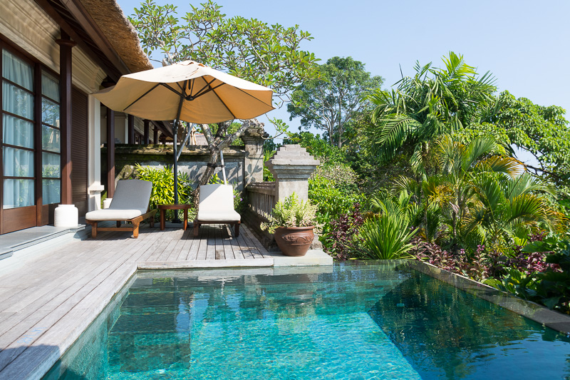 屋外にはプライベートルーム。草木にさえぎられているがインフィニティプール風のデザイン。脇には屋外ダイニングやデッキチェアも設置されている