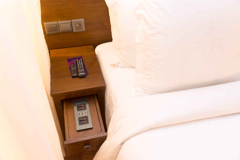 宿泊したのはキングサイズのベッド1台の部屋。両脇の電源が充実している