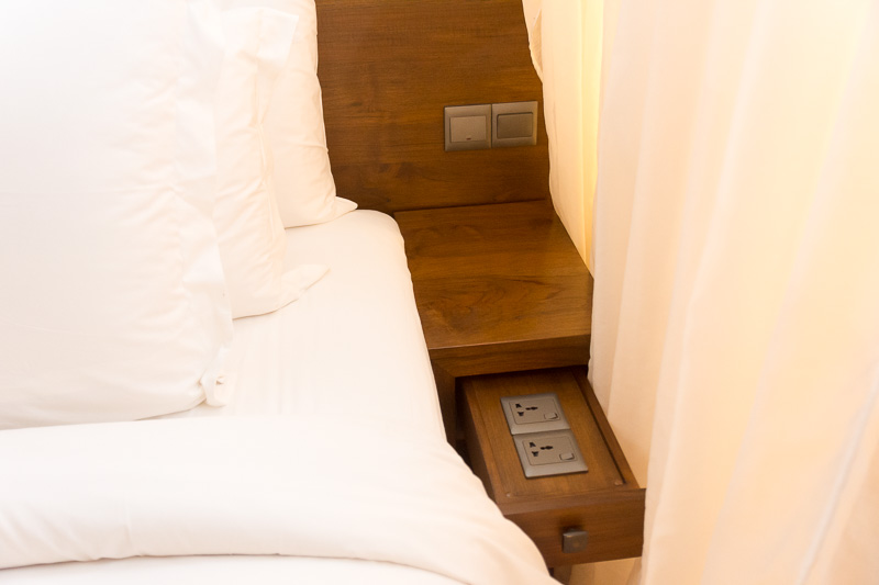 宿泊したのはキングサイズのベッド1台の部屋。両脇の電源が充実している