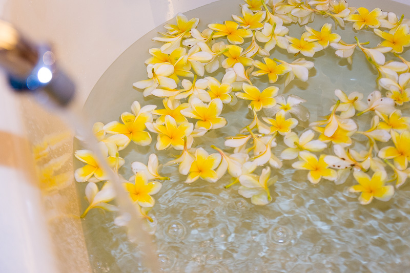 花を浮かべてくつろげるバス。脇にはアロマグッズも用意されている