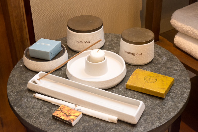 花を浮かべてくつろげるバス。脇にはアロマグッズも用意されている