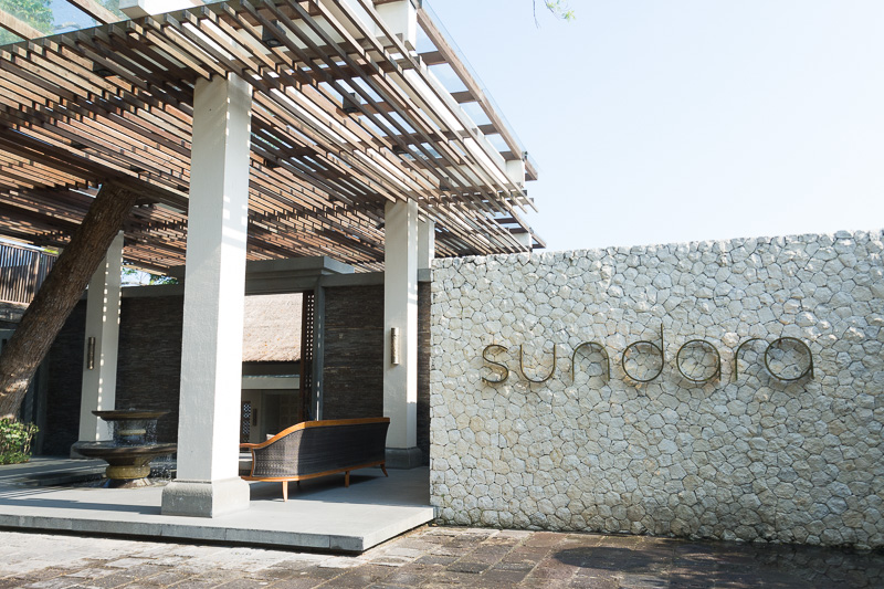 モダンアジアンのレストラン「SUNDARA（スンダラ）」。インフィニティプールもあり、昼間は泳いで楽しめる