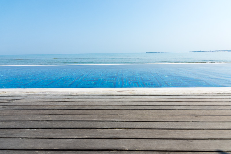 モダンアジアンのレストラン「SUNDARA（スンダラ）」。インフィニティプールもあり、昼間は泳いで楽しめる