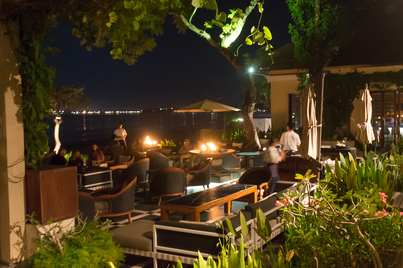 昼と夜では雰囲気が一変。落ち着いた雰囲気でディナーを過ごせる