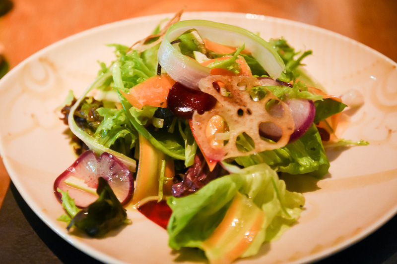スンダラの食事。オーガニックサラダ
