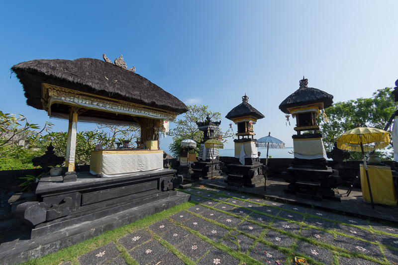 館内のお寺。供え物であるチャナン作りのアクティビティも用意している