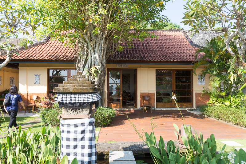 バリ島の文化を楽しめるガネーシャカルチャーセンター。文化体験をできるワークショップも実施。写真中央奥の人形はニュピの前夜祭でねぶたのように練り歩く「オゴオゴ」という鬼や悪魔の人形