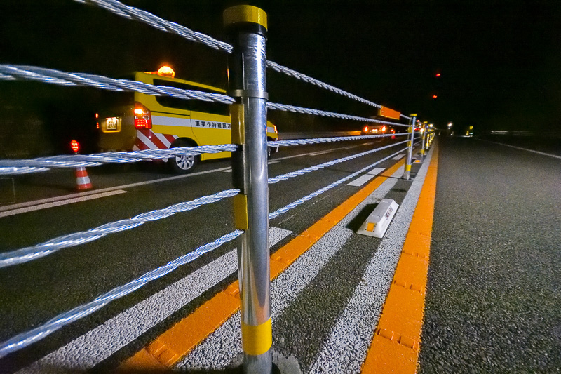 暫定2車線区間の正面衝突事故防止を目的として中央帯に設置されたワイヤロープ