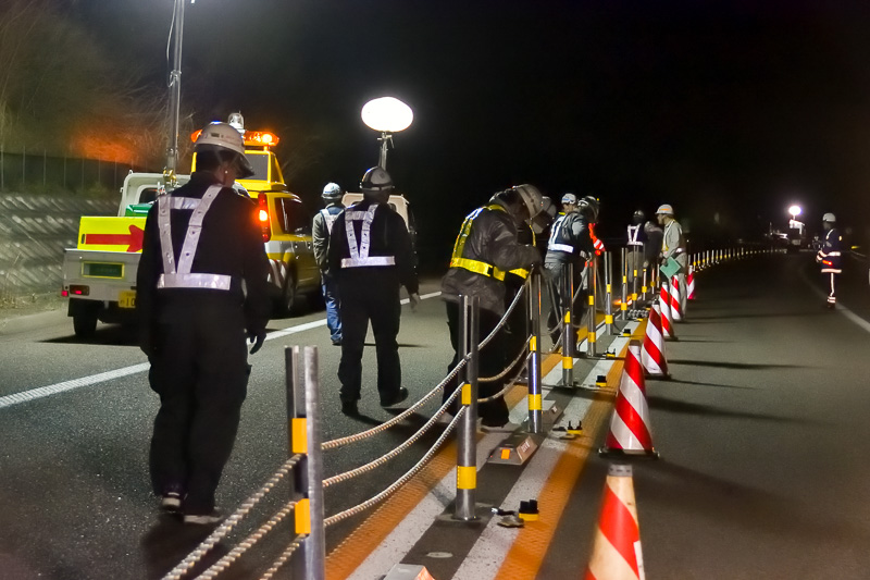 支柱の建て込みとワイヤーを通すのは、1人で支柱1本を1分程度