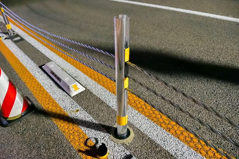 支柱に3条のワイヤーを通した状態