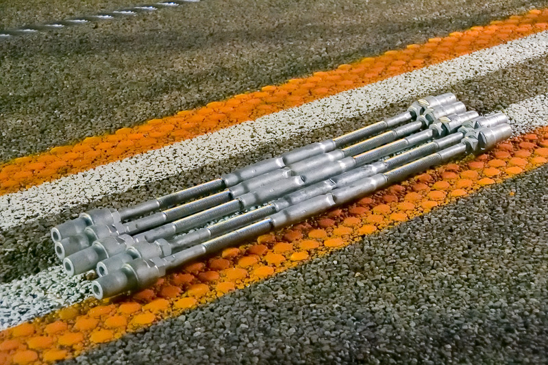 ターンバックルの設置位置に並べられたターンバックル