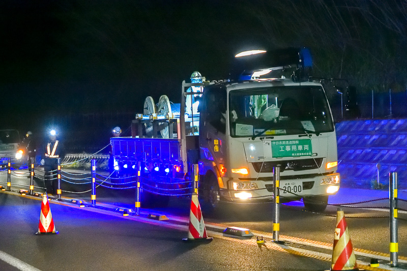 現場にゆっくりと近づいてくる工事用車両（トラック）