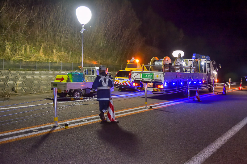 トラックの進行に合わせ、ゆっくりと現場に置かれていくワイヤーロープ